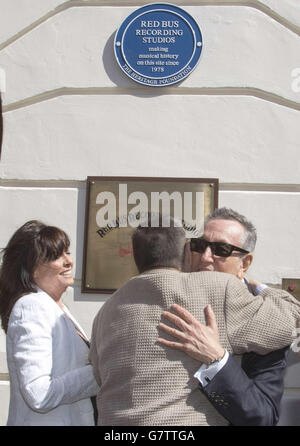 Actrice et présidente de la Heritage Foundation Vicki Michelle (à gauche) regarde Eric Hall (au centre) hugs Eliot Cohen (à droite) propriétaire des Red bus Recording Studios, à Londres, après le dévoilement d'une plaque bleue de la Heritage Foundation, les studios devenant le premier bâtiment,Par opposition à l'individu, de recevoir l'honneur et ont été nominés pour le prix par le chanteur de Bee Gees, feu Robin Gibb, ancien président de la Fondation. Banque D'Images