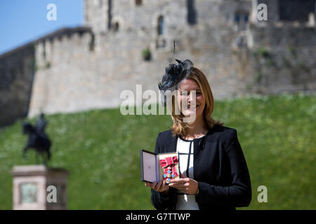 Charlotte Edwards, capitaine de cricket féminin d'Angleterre, tient son commandant de l'Empire britannique (CBE), après qu'il lui a été décerné par la Reine lors d'une cérémonie d'investiture au château de Windsor, dans le Berkshire. Banque D'Images
