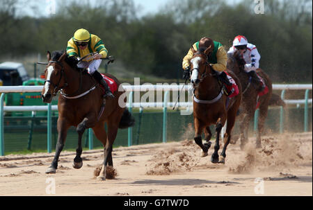 Misu Mac monté par Joe Doyle (à gauche) remporte les enjeux de handicap de toteplacepot Fillies à l'hippodrome de Southwell, à Southwell. Banque D'Images