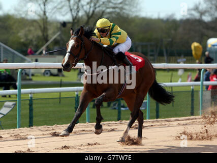 Misu Mac monté par Joe Doyle remporte les enjeux de handicap de toteplacepot de Fillies à l'hippodrome de Southwell, à Southwell. Banque D'Images