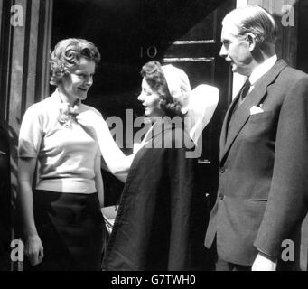 Le Premier ministre britannique Sir Anthony Eden observe que sa femme reçoit son drapeau de la Croix-Rouge de Mlle Pauline Allison, qui a appelé au 10 Downing Street avec son plateau de drapeaux et sa boîte de collecte pour le jour du drapeau de la Société de la Croix-Rouge britannique.Pauline est membre de la branche de la Société du comté de Londres et vit à Stamford Hill. Banque D'Images