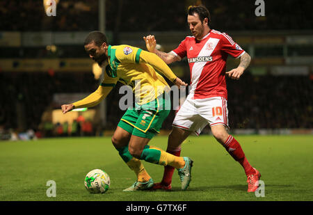 Lewis Grabban, de Norwich City, et Lee Tomlin, de Middlesbrough, se disputent le ballon lors du championnat Sky Bet à Carrow Road, Norwich. Banque D'Images