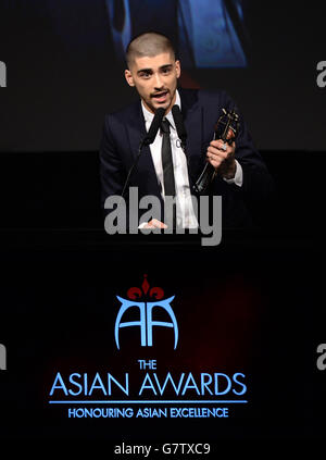 L'ancien membre du groupe One Direction, Zayn Malik, reçoit son prix d'excellence en musique lors des British Asian Awards 2015 à l'hôtel Grosvenor House de Londres. Banque D'Images