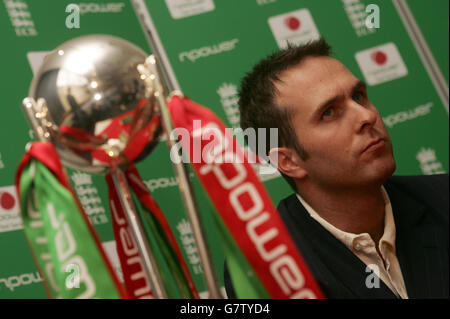 Renouvellement du parrainage de match test de cricket avec npower - Earls court.Le capitaine d'Angleterre Michael Vaughan lors d'une conférence de presse à Earls court. Banque D'Images