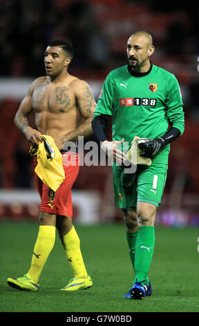 Football - championnat Sky Bet - Nottingham Forest v Watford - le terrain de la ville.Le gardien de but de Watford Heurelho Gomes (à droite) avec Troy Deeney au coup de sifflet final Banque D'Images