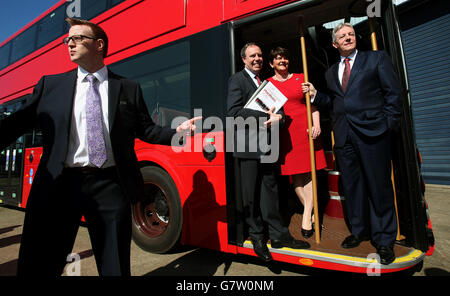 Peter Robinson, chef du Parti Unioniste démocratique (à droite), avec le chef adjoint Nigel Dodds (à gauche) et le candidat parlementaire pour Fermanagh et South Tyrone Arlene Foster, lors du lancement du manifeste des élections générales du parti dans l'usine du London bus, Wrightbus, à Antrim. Banque D'Images