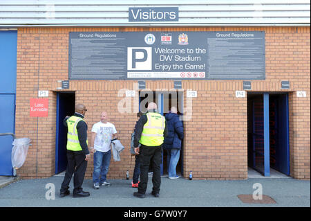 Soccer - Sky Bet Championship - Wigan Athletic v Brighton et Hove Albion - DW Stadium.Les intendants de la journée de match assistent les fans devant le stade DW avant le match Banque D'Images