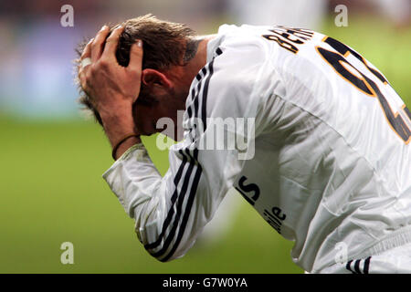 Football - Ligue espagnole Primera - Real Madrid / Real Betis - Santiago Bernabeu. David Beckham, du Real Madrid, prend un coup dur Banque D'Images