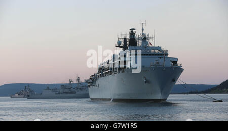 HMS bulwark (premier plan) stationné près d'Eceabat, en Turquie, sur le détroit de Dardanelles avant les commémorations du 100e anniversaire de la campagne Gallipoli. Banque D'Images