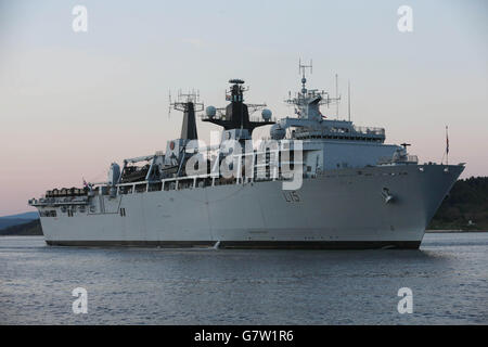 Le HMS bulwark est stationné près d'Eceabat, en Turquie, sur le détroit de Dardanelles avant les commémorations du 100e anniversaire de la campagne de Gallipoli. Banque D'Images