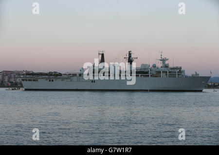 Le HMS bulwark est stationné près d'Eceabat, en Turquie, sur le détroit de Dardanelles avant les commémorations du 100e anniversaire de la campagne de Gallipoli. Banque D'Images