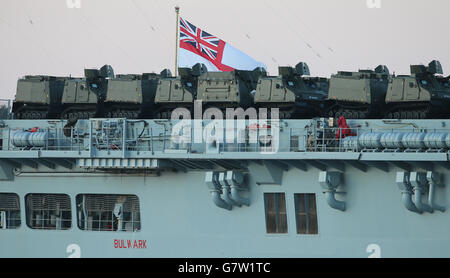 Le HMS bulwark est stationné près d'Eceabat, en Turquie, sur le détroit de Dardanelles avant les commémorations du 100e anniversaire de la campagne de Gallipoli. APPUYEZ SUR ASSOCIATION photo. Date de la photo : jeudi 23 avril 2015. Voir PA Story MEMORIAL Gallipoli. Le crédit photo devrait se lire comme suit : Niall Carson/PA Wire Banque D'Images