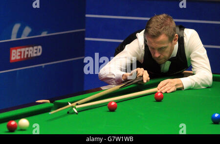 Robin Hull en action contre Shaun Murphy pendant le sixième jour des Championnats du monde de Betfred au Crucible Theatre, Sheffield. Banque D'Images