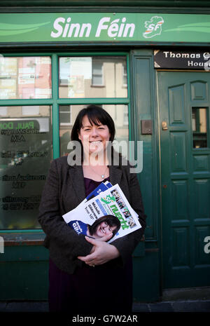 Sinn Fein candidat pour Fermanagh et South Tyrone Michelle GilderNew à l'extérieur des bureaux Sinn Fein sur la rue irlandaise à Dungannon, Co. Tyrone. Banque D'Images