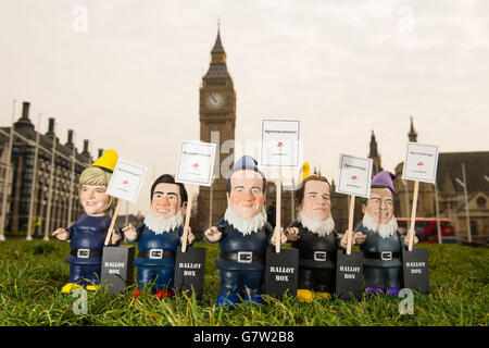 Garden gnome représentations des dirigeants politiques britanniques (de gauche à droite) le dirigeant du Parti national écossais Nicola Sturgeon, le dirigeant travailliste Ed Miliband, le dirigeant du Parti conservateur et le Premier ministre David Cameron, le dirigeant libéral démocrate Nick Clegg et le dirigeant de UKIP Nigel Farage, Qui ont été créés par la chaîne de bricolage B&Q, devant les chambres du Parlement, à Westminster, Londres. Banque D'Images