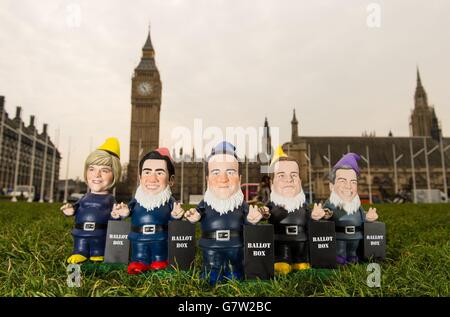 Garden gnome représentations des dirigeants politiques britanniques (de gauche à droite) le dirigeant du Parti national écossais Nicola Sturgeon, le dirigeant travailliste Ed Miliband, le dirigeant du Parti conservateur et le Premier ministre David Cameron, le dirigeant libéral démocrate Nick Clegg et le dirigeant de UKIP Nigel Farage, Qui ont été créés par la chaîne de bricolage B&Q, devant les chambres du Parlement, à Westminster, Londres. Banque D'Images