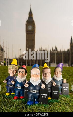 Garden gnome représentations des dirigeants politiques britanniques (de gauche à droite) le dirigeant du Parti national écossais Nicola Sturgeon, le dirigeant travailliste Ed Miliband, le dirigeant du Parti conservateur et le Premier ministre David Cameron, le dirigeant libéral démocrate Nick Clegg et le dirigeant de UKIP Nigel Farage,Qui ont été créés par la chaîne de bricolage B&amp;Q, devant le Parlement, à Westminster, Londres. Banque D'Images