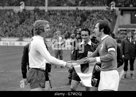 Football - finale du quart de championnat d'Europe - deuxième étape - Angleterre / Allemagne de l'Ouest - Stade Wembley.Le capitaine d'Angleterre Bobby Moore (l) échange des pennants avec le capitaine d'Allemagne de l'Ouest Franz Beckenbauer (r) Banque D'Images