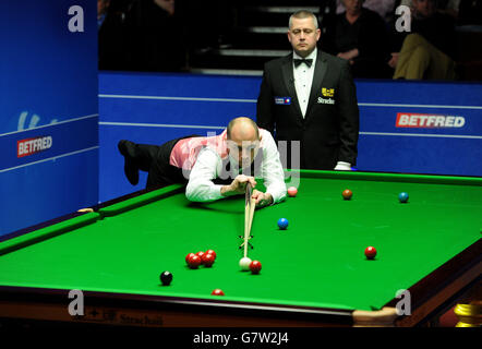 Joe Perry en action contre Shaun Murphy lors de leur deuxième match au neuvième jour des Championnats du monde de Betfred au Crucible Theatre, Sheffield. Banque D'Images