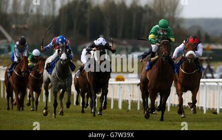 Ramone est monté par Shane Foley (deuxième à droite) sur le chemin de gagner le Lodge Park Stud European Breeders Fund Park Express Stakes au Curragh Racecourse, Kildare, Irlande. Banque D'Images