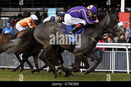 Courses hippiques - Hippodrome de Curragh.Stormfly est monté par Pat Smullen (à droite) sur le chemin de la victoire du 203e handicap de Madrid au Curragh Racecourse, Kildare, Irlande. Banque D'Images