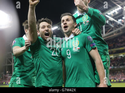 Shane long (à droite), de la République d'Irlande, célèbre le but d'ouverture de ses côtés lors du tournoi de qualification Euro 2016 de l'UEFA au stade Aviva, à Dublin, en Irlande. Banque D'Images