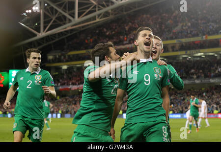 Shane long (à droite), de la République d'Irlande, célèbre le but d'ouverture de ses côtés lors du tournoi de qualification Euro 2016 de l'UEFA au stade Aviva, à Dublin, en Irlande. Banque D'Images