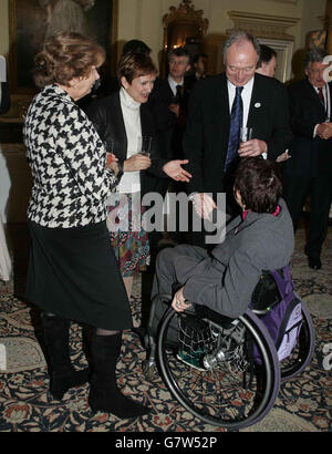 Le maire de Londres, Ken Livingstone, et la secrétaire à la Culture, Tessa Jowell, rencontrent la Dame paralympique olympique, Tanni Gray Thompson, lors de la réception du Premier ministre britannique, Tony Blair. Banque D'Images