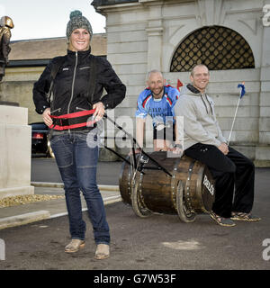 Photo précédemment non publiée du 31/03/15 de Zara Phillips alors qu'elle tente sur un canon et un harnais regardés par Mike Tindall (à droite) et Rob Edmond après que le collecteur de fonds de fitness est arrivé au-dessus de la ligne d'arrivée à Tedworth House, Après avoir fait rouler un baril de whisky dans le centre du pays pour recueillir de l'argent pour aider les héros. Banque D'Images