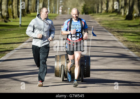 Mike Tindall comme il se lance sur la collecte de fonds de fitness Rob Edmond tirant un baril de whisky vers la ligne d'arrivée après le rouler dans le noyau du pays pour recueillir de l'argent pour aider pour les héros. 31/03/15 Banque D'Images