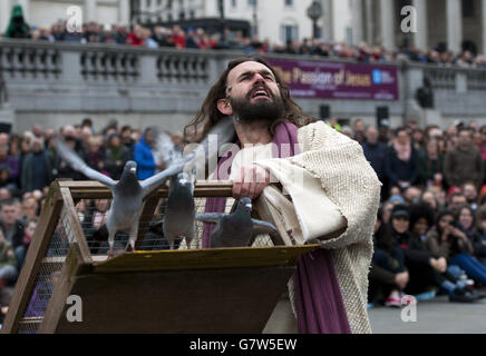 'La passion de Jésus' est interprétée aux foules à Trafalgar Square, Londres, le Vendredi Saint par les acteurs des Wintershall joueurs. Banque D'Images