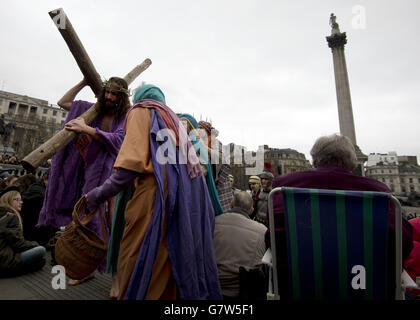 'La passion de Jésus' est interprétée aux foules à Trafalgar Square, Londres, le Vendredi Saint par les acteurs des Wintershall joueurs. Banque D'Images