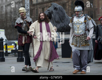 'La passion de Jésus' est interprétée aux foules à Trafalgar Square, Londres, le Vendredi Saint par les acteurs des Wintershall joueurs. Banque D'Images