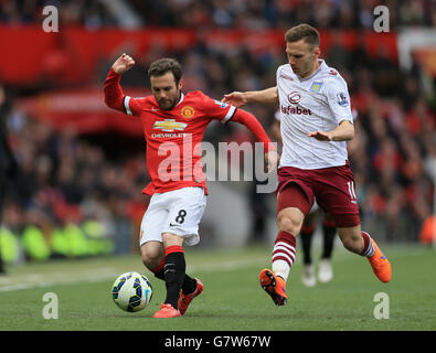 Football - Barclays Premier League - Manchester United / Aston Villa - Old Trafford.Juan Mata (à gauche) de Manchester United et Andreas Weimann, d'Aston Villa, se battent pour le ballon. Banque D'Images