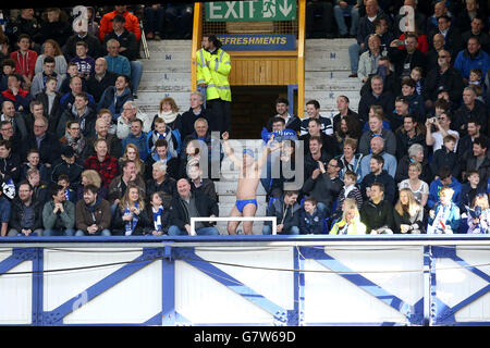 Un supporter d'Everton dans speedos et une casquette de natation pendant le match de la Barclays Premier League à Goodison Park, Liverpool. APPUYEZ SUR ASSOCIATION photo. Date de la photo: Samedi 4 avril 2015. Voir PA Story SOCCER Everton. Le crédit photo devrait se lire comme suit : Peter Byrne/PA Wire. Banque D'Images