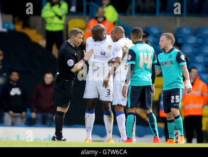 Rodolph Austin (au centre) de Leeds United se défend avec l'arbitre Gary Sutton après qu'il a été envoyé pendant le match du championnat Sky Bet à Elland Road, Leeds. Banque D'Images