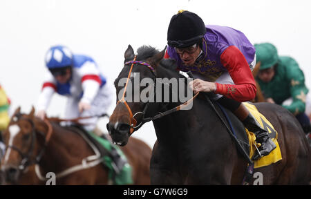 Les courses de chevaux - Pâques en Famille - Hippodrome de Kempton Banque D'Images