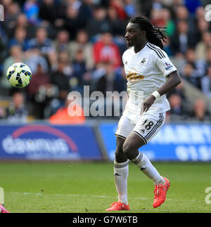 Football - Barclays Premier League - Swansea City / Hull City - Liberty Stadium.Le Bafetimbi Gomis de Swansea City marque le troisième but de son côté lors du match de la Barclays Premier League au Liberty Stadium, à Swansea. Banque D'Images