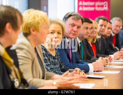 Ed Balls, chancelier de l'ombre (au centre) lors d'une réunion du Cabinet de l'ombre au QG du travail à Westminster, Londres. Banque D'Images