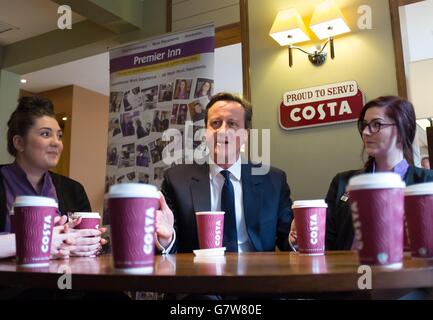 Le Premier ministre David Cameron rencontre aujourd'hui des apprentis à Leeds employés par Whitbread lors d'un voyage de campagne dans le nord de l'Angleterre. Banque D'Images