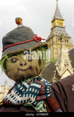 Les manifestants avec des escrocs arrivent pour un rassemblement, pour faire campagne pour le droit de choisir des aliments non génétiquement modifiés. Banque D'Images