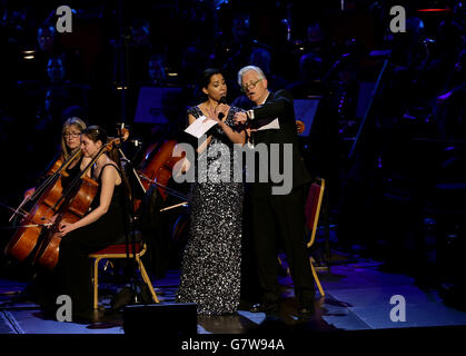 Margherita Taylor (à gauche) et Nicholas Owen (à droite) sur scène au Royal Albert Hall de Londres pendant le Classic FM Live, mis en scène par la première station de musique classique du Royaume-Uni. Banque D'Images