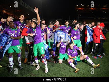 Les joueurs de Bristol City célèbrent la promotion au championnat à la fin du match de la Sky Bet League One au Coral Windows Stadium, Bradford. Banque D'Images