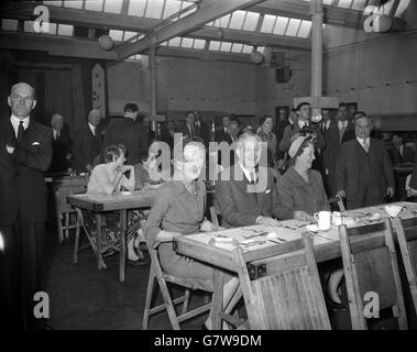 Le premier ministre Harold MacMillan s'assoit pour déjeuner dans la cantine du travailleur à Shore Mills, Littleborough, près de Rochdale, au cours de sa visite du Lancashire industriel.Il avait le choix entre le même menu disponible pour les travailleurs de l'usine de textile et a choisi la soupe, le poisson et les frites et les pois, et l'éponge de pomme. Banque D'Images