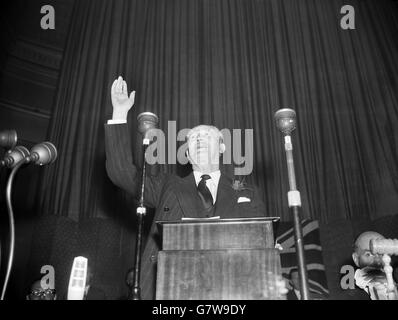 Le premier ministre Harold MacMillan a mis l'accent sur le poing, alors qu'il s'adressait à 2,000 députés lors d'une manifestation du Parti conservateur à Preston, dans le Lancashire. Banque D'Images