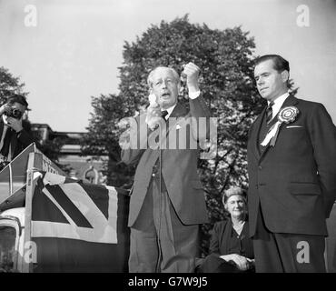 De l'humeur militante, le Premier ministre Harold MacMillan prend la parole lors d'une réunion électorale générale à Acton, dans l'ouest de Londres. Au cours de son discours, Le premier ministre a fait référence aux réunions entre le président russe Kruchtchev et le président américain Eisenhower et a demandé à la foule « pensez-vous que M. Kruchtchev et le président Eisenhower auraient été promos et discutés ensemble à Camp David la semaine dernière si je n'avais pas décidé de briser la glace à Moscou ? ». Banque D'Images