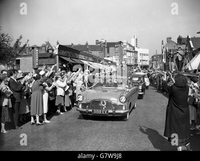 Il y a beaucoup de vagues pour le Premier ministre Harold MacMillan, qui arrive en voiture à Turnham Green, dans l'ouest de Londres, pour une réunion électorale générale. Le premier ministre a pris la parole à quatre réunions à l'ouest de Londres avant de partir pour l'Écosse. Banque D'Images