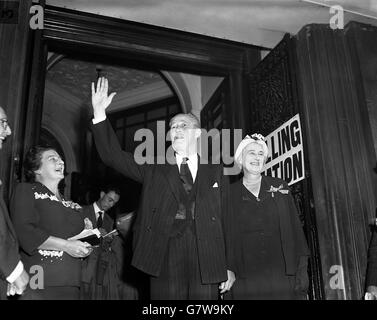 Harold MacMillan le premier ministre conservateur et Lady Dorothy MacMillan photographiés à l'hôtel de ville de Westminster, chemin Charing Cross, pour voter dans les villes de Londres et de Westminster, actuellement détenues par les conservateurs. Banque D'Images