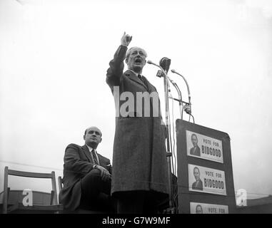 Le Premier ministre Harold MacMillan soulève un doigt d'avertissement et parle de manière sérieuse depuis l'arrière d'un camion lors de sa première réunion à Bury, dans le Lancashire, lors de sa tournée électorale générale dans le nord-ouest. À Bury, il a prononcé un discours de sifflet-stop en faveur du candidat conservateur, M. J. G. Bidgood. Banque D'Images