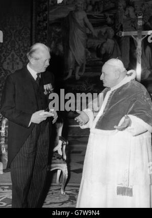 Portant des médailles, le Premier ministre britannique Harold MacMillan en photo a été chaleureusement accueilli par le Pape Jean à la Cité du Vatican. Le premier ministre, qui a conféré avec le Pape en français, était accompagné de Lord Home, ministre des Affaires étrangères, et de Sir Thomas Scarlett, ministre britannique du Saint-Siège, le premier ministre est actuellement à Rome pour des entretiens avec le gouvernement italien. Banque D'Images